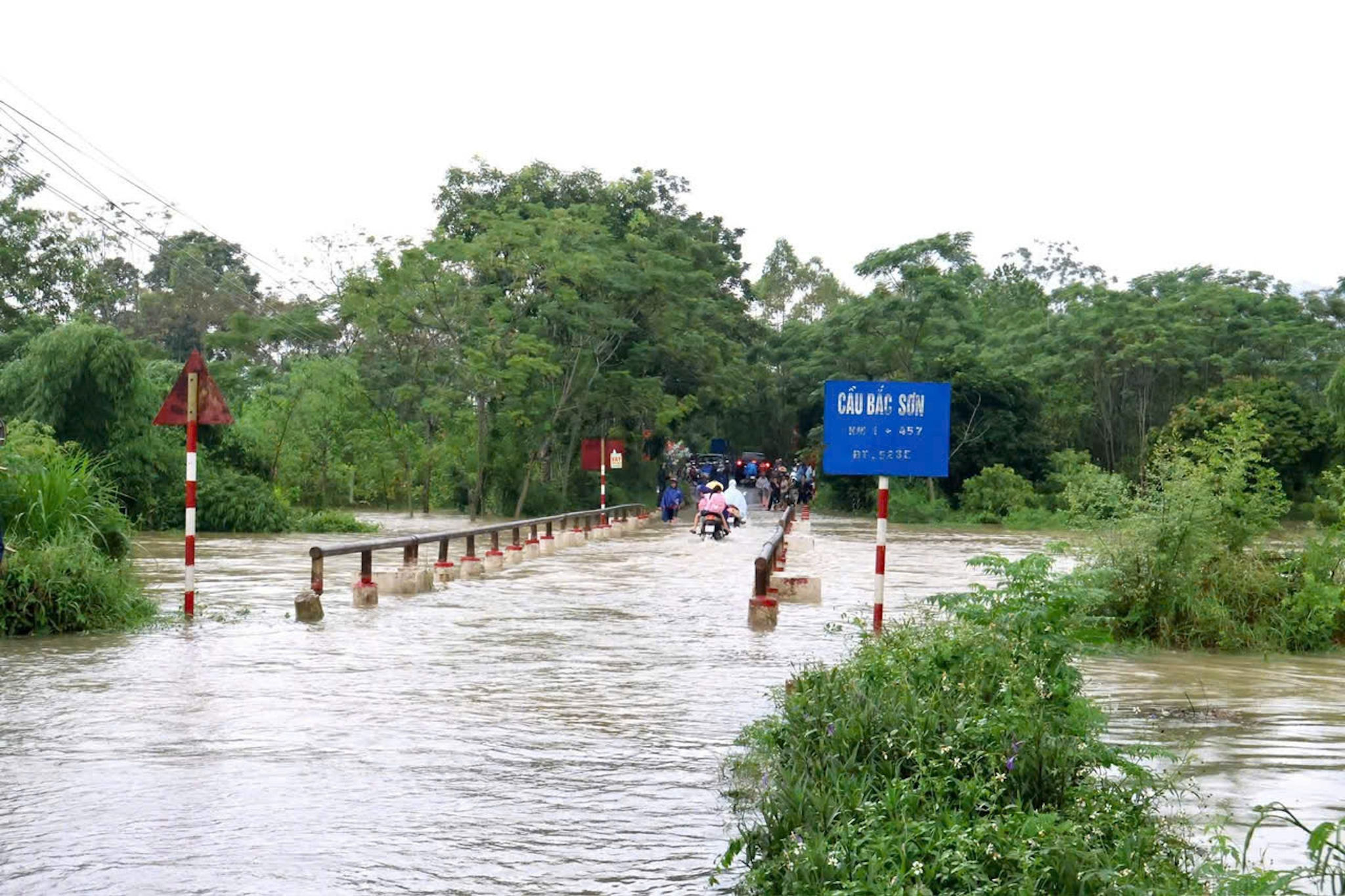 Khu vực cầu Bắc Sơn (xã Cẩm Tú, tỉnh Thanh Hoá) nước sông dâng tràn lên cầu, khiến việc lưu thông của người dân gặp nhiều khó khăn.