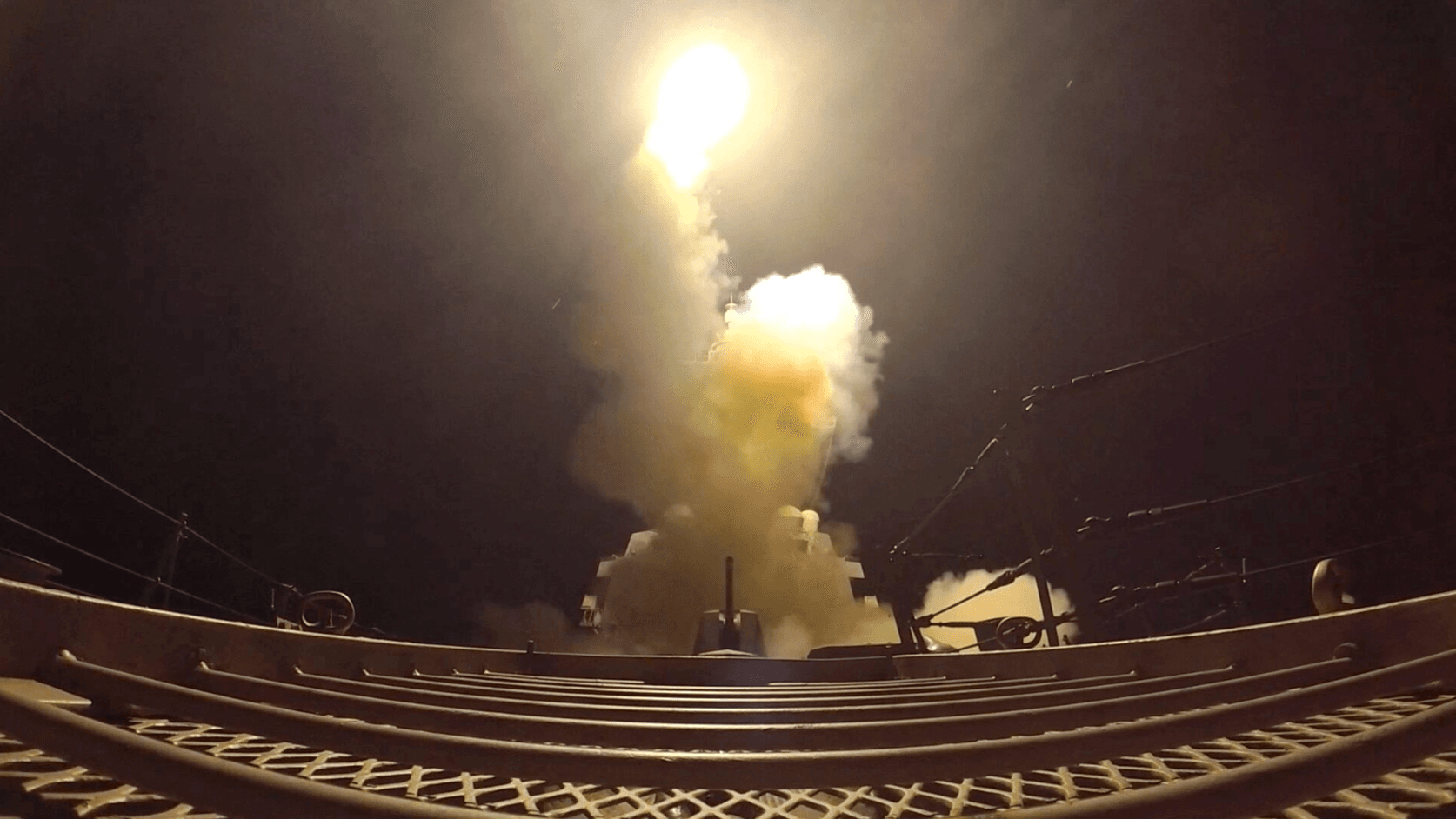 Mỹ kích hoạt vũ khí trong một cuộc tấn công vào Iran. (Ảnh: Reuters)