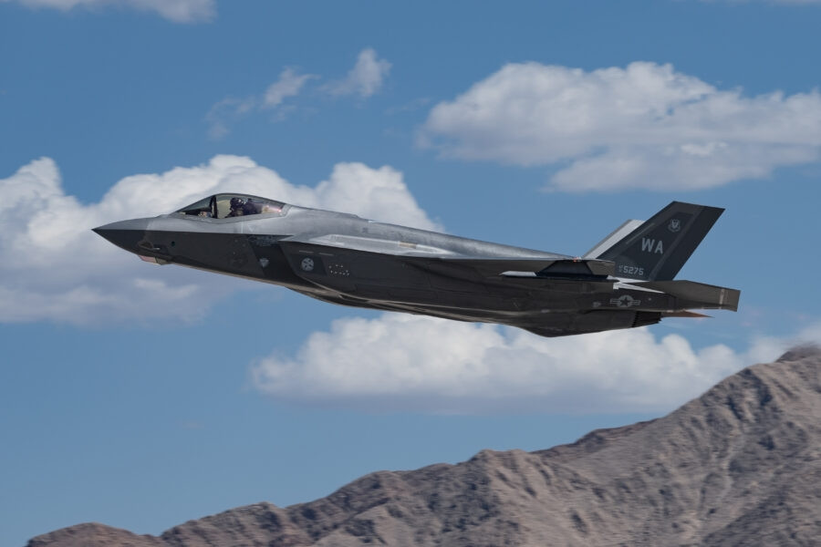 uav fury bay cung f-35, tien gan mo hinh dong doi tren khong hinh anh 2