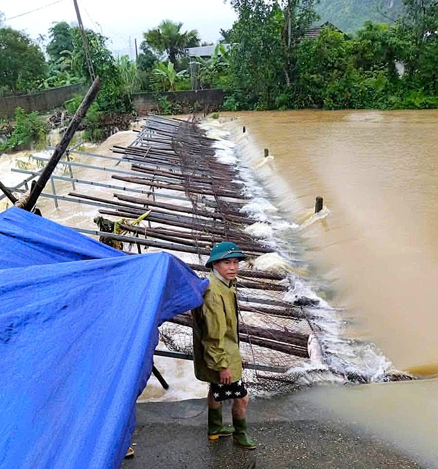 O to gam cao ngap nuoc, nhieu doan quoc lo 48 o nghe an phai dong duong hinh anh 7