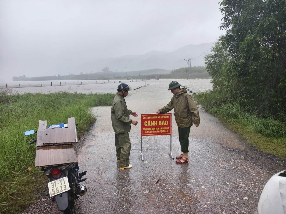 O to gam cao ngap nuoc, nhieu doan quoc lo 48 o nghe an phai dong duong hinh anh 8