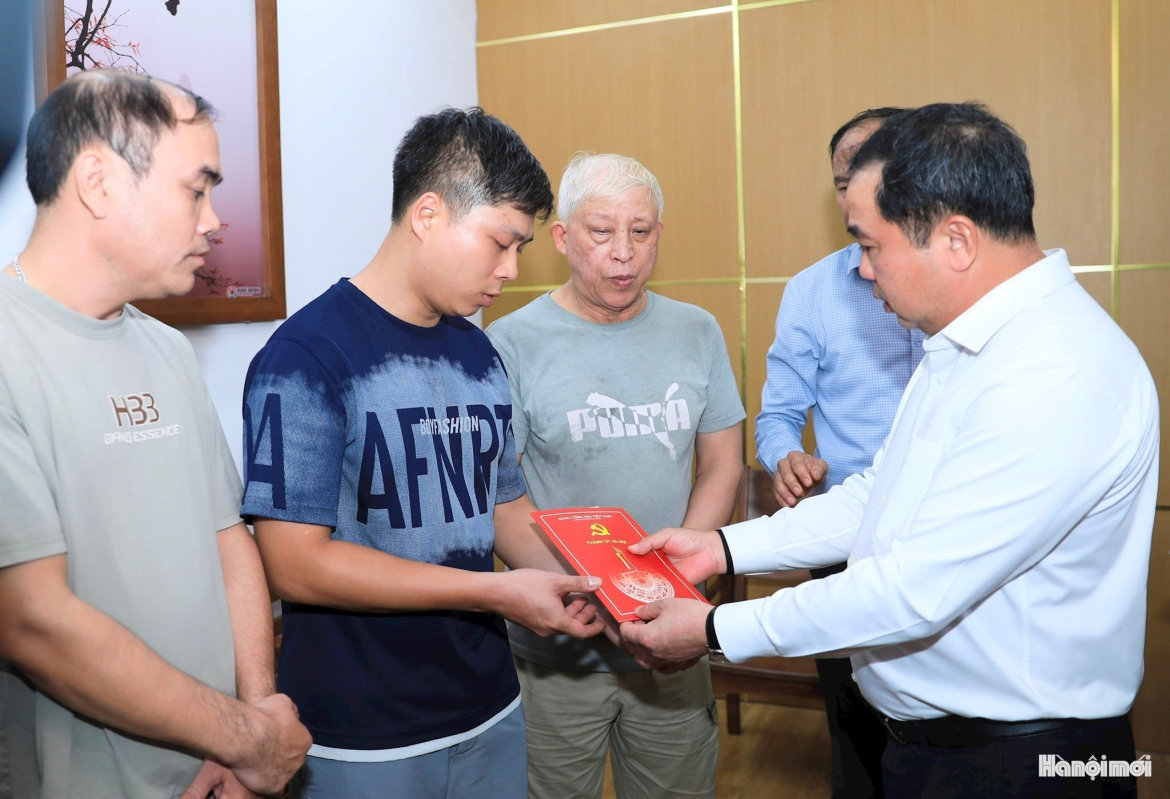 bí thư thành ủy hà nội thăm hỏi, động viên nạn nhân vụ cháy tại tây hồ hình ảnh 2 bi thu thanh uy ha noi tham hoi, dong vien nan nhan vu chay tai tay ho hinh anh 2