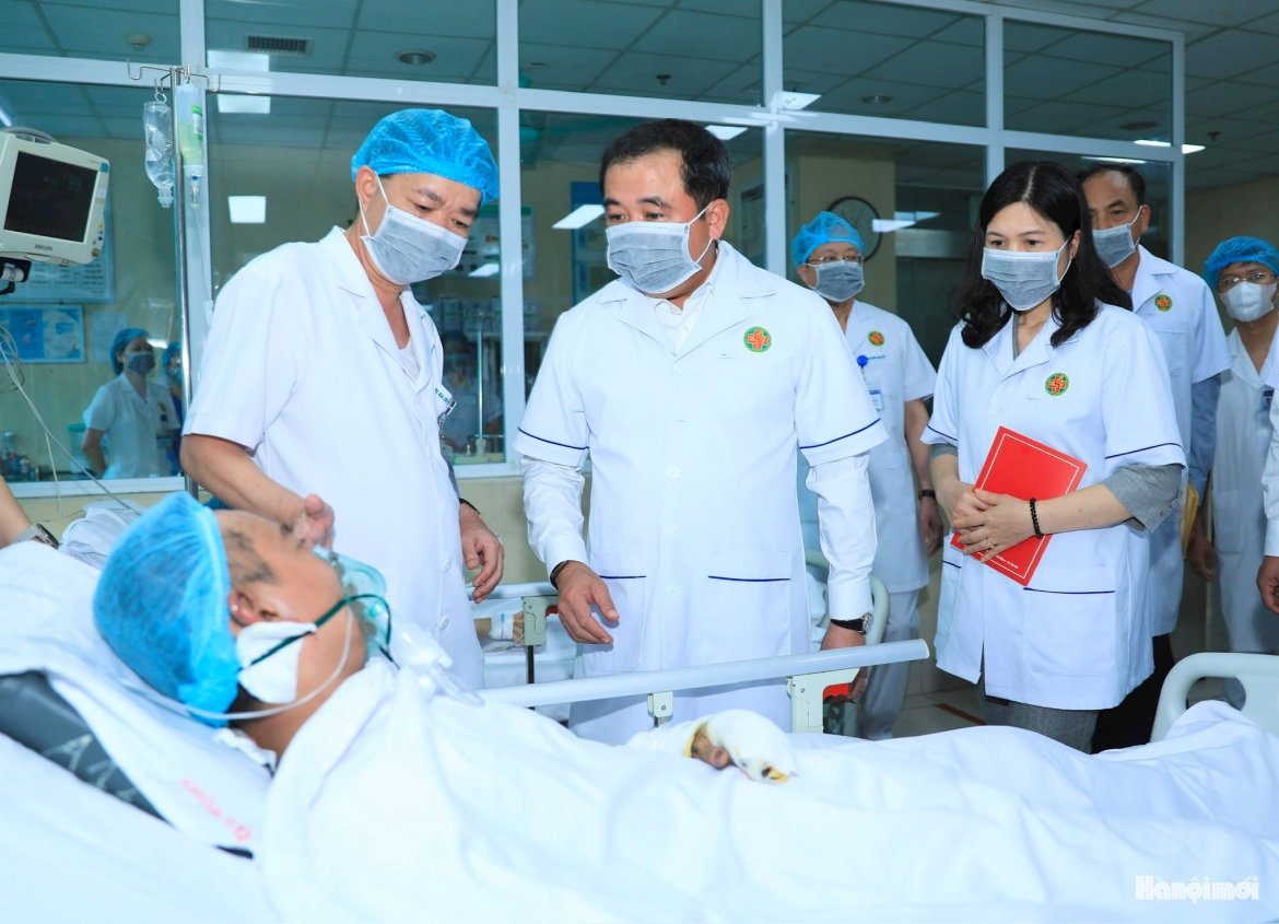 bí thư thành ủy hà nội thăm hỏi, động viên nạn nhân vụ cháy tại tây hồ hình ảnh 1 bi thu thanh uy ha noi tham hoi, dong vien nan nhan vu chay tai tay ho hinh anh 1