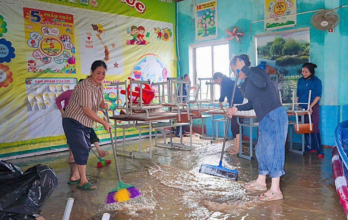 mưa lớn gây ngập cục bộ, hơn 500 học sinh ở hà tĩnh chưa thể trở lại trường học hình ảnh 1 mua lon gay ngap cuc bo, hon 500 hoc sinh o ha tinh chua the tro lai truong hoc hinh anh 1