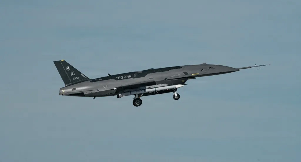 uav fury bay cung f-35, tien gan mo hinh dong doi tren khong hinh anh 1