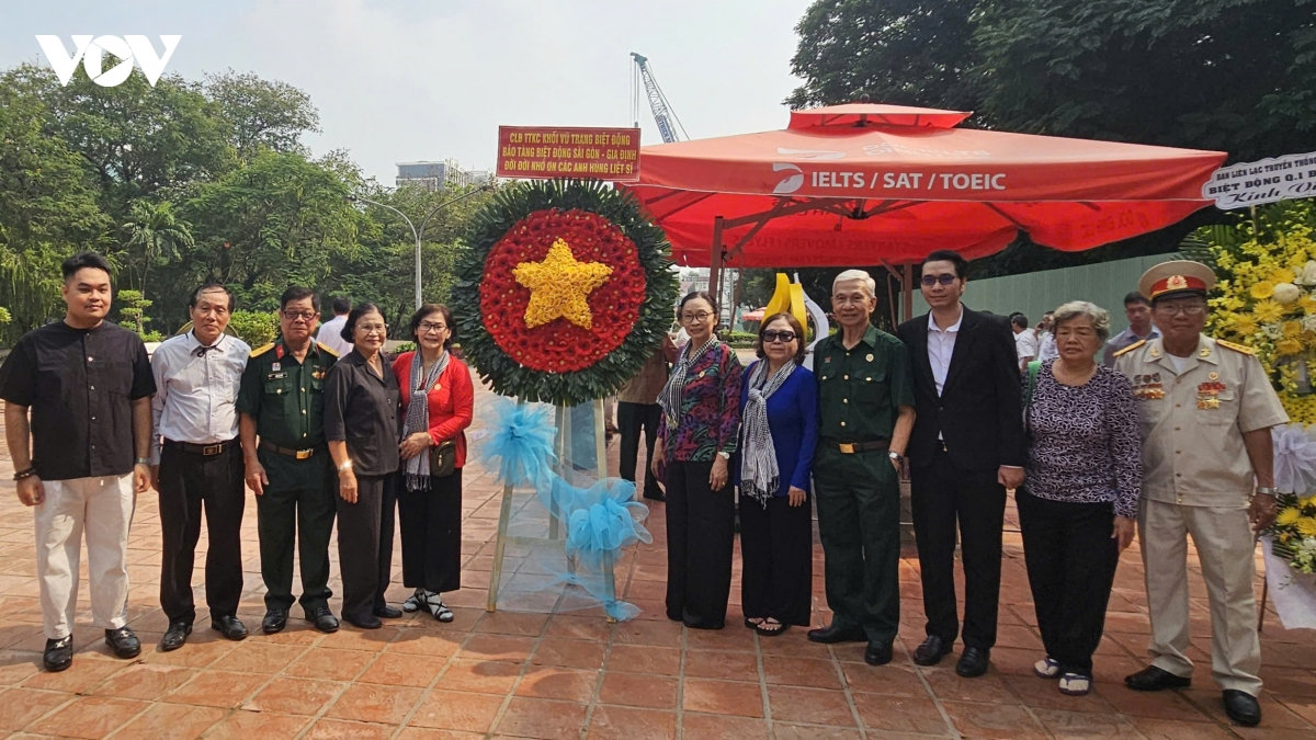 chien si biet dong dang huong tuong niem liet si tai cong vien le thi rieng hinh anh 2