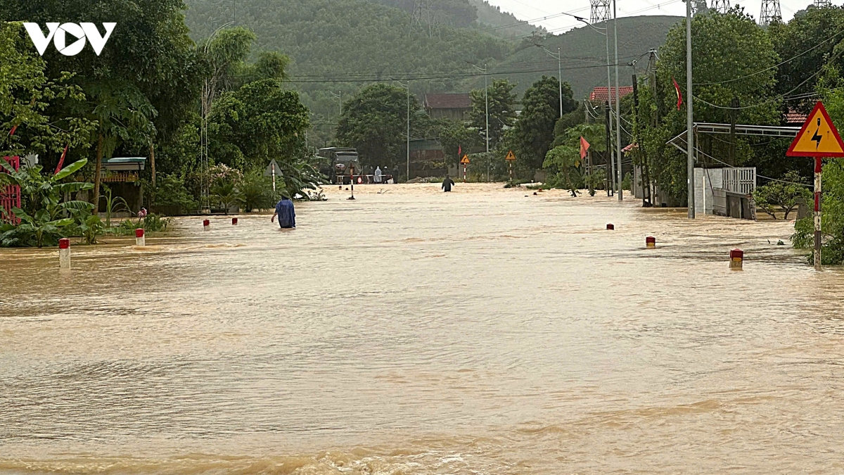 O to gam cao ngap nuoc, nhieu doan quoc lo 48 o nghe an phai dong duong hinh anh 1