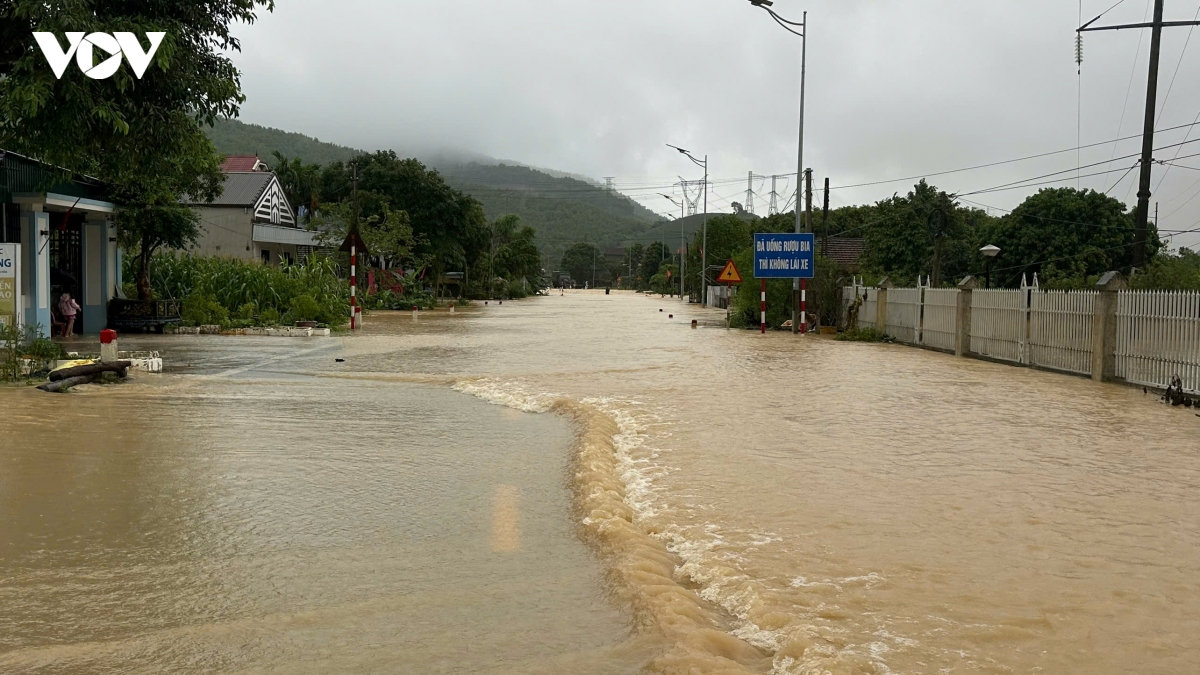 O to gam cao ngap nuoc, nhieu doan quoc lo 48 o nghe an phai dong duong hinh anh 3