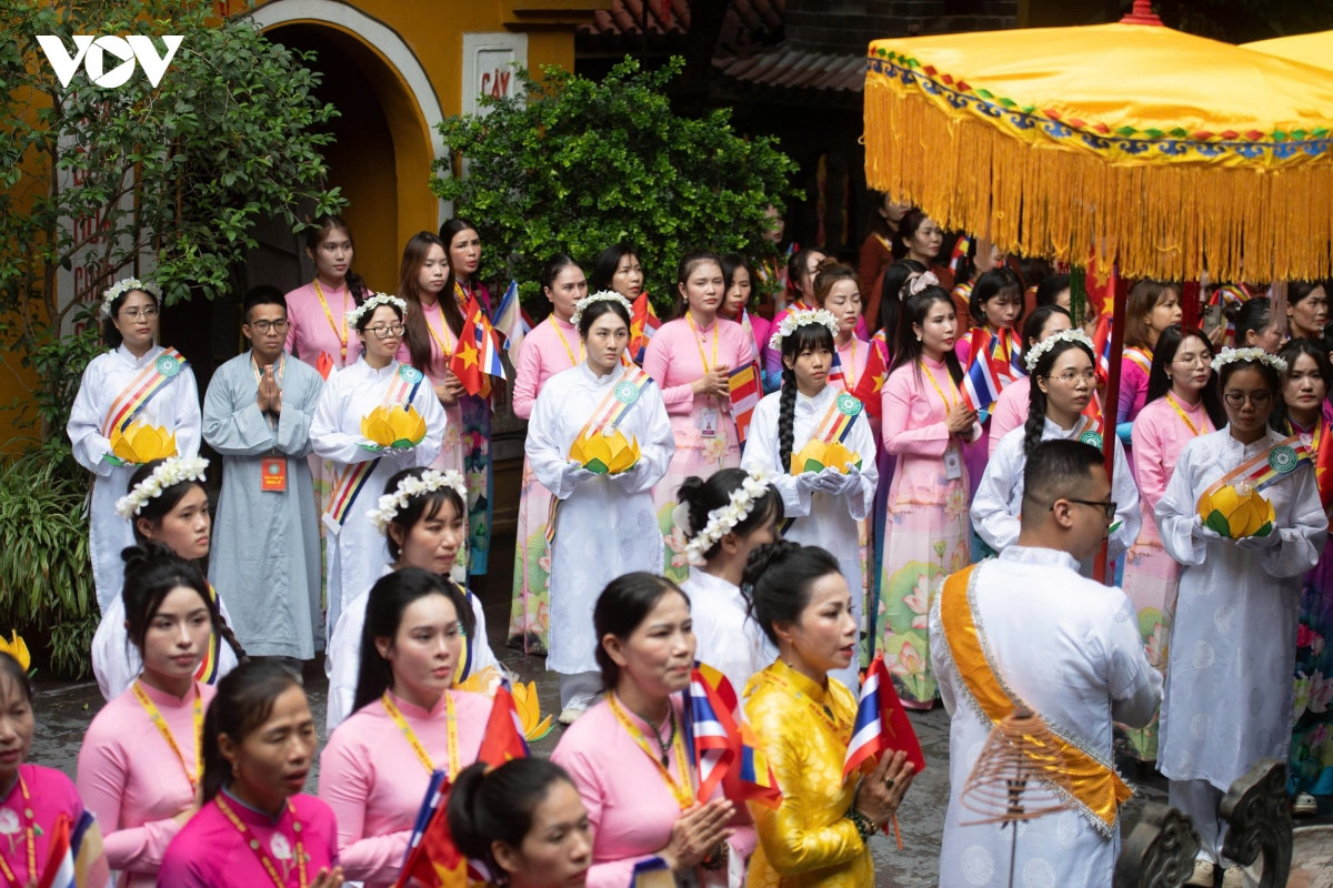 nha vua thai lan va hoang hau du le cau an tai chua quan su hinh anh 8
