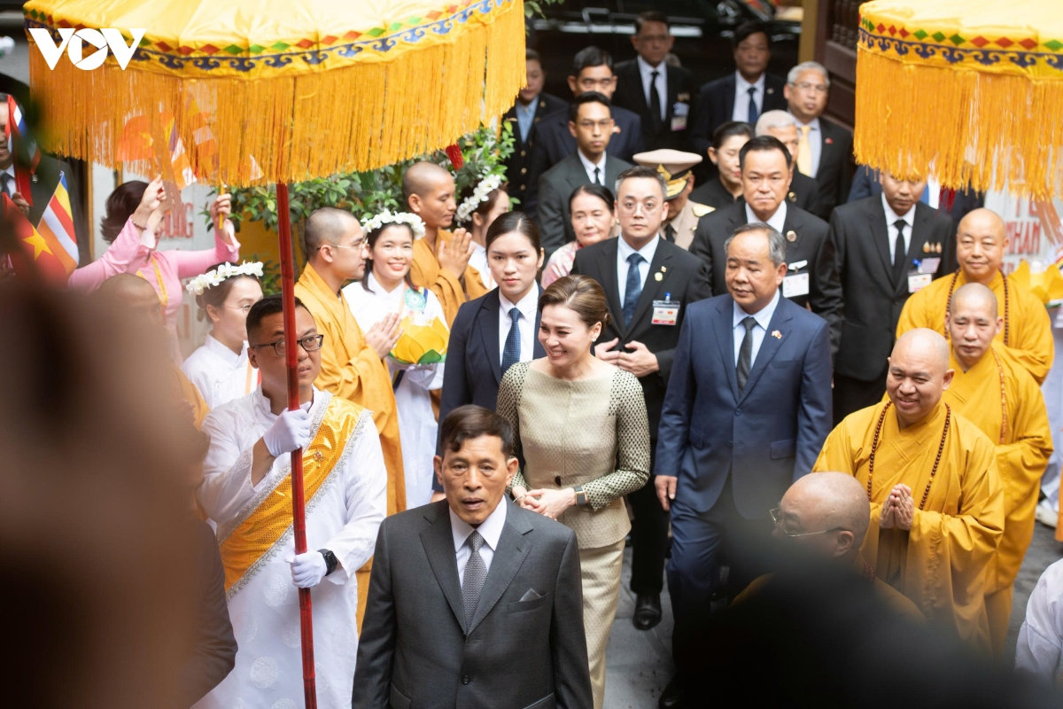nha vua thai lan va hoang hau du le cau an tai chua quan su hinh anh 4