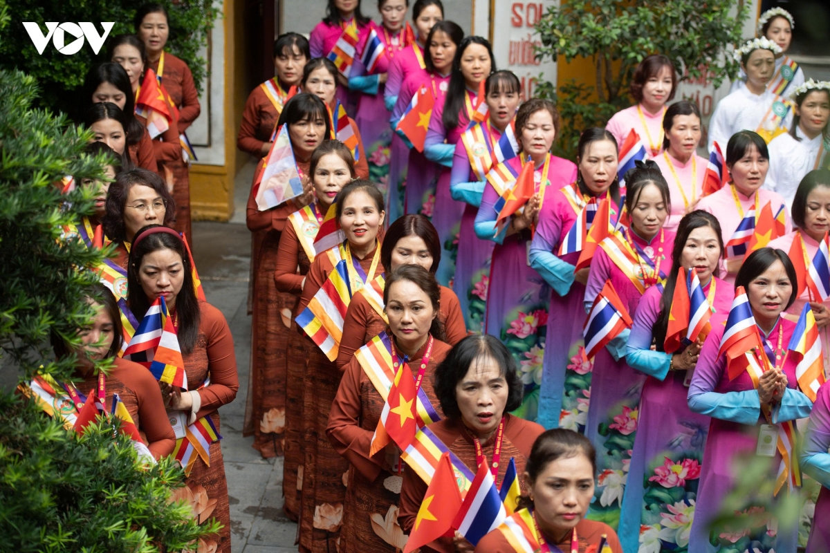 nha vua thai lan va hoang hau du le cau an tai chua quan su hinh anh 7