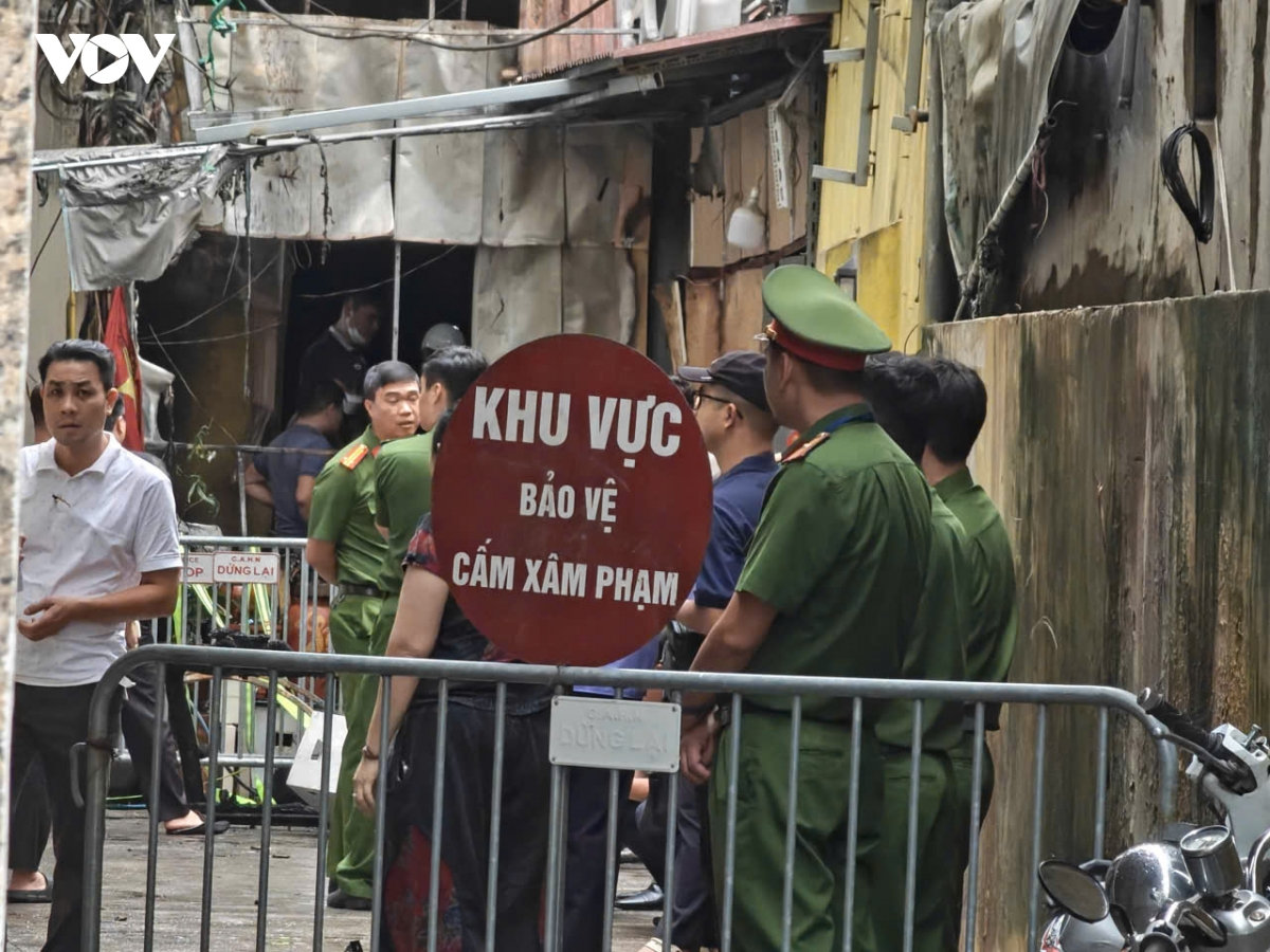 nhân chứng kể khoảnh khắc bắc thang cứu 2 mẹ con trong vụ cháy ở tây hồ, hà nội hình ảnh 2 nhan chung ke khoanh khac bac thang cuu 2 me con trong vu chay o tay ho, ha noi hinh anh 2
