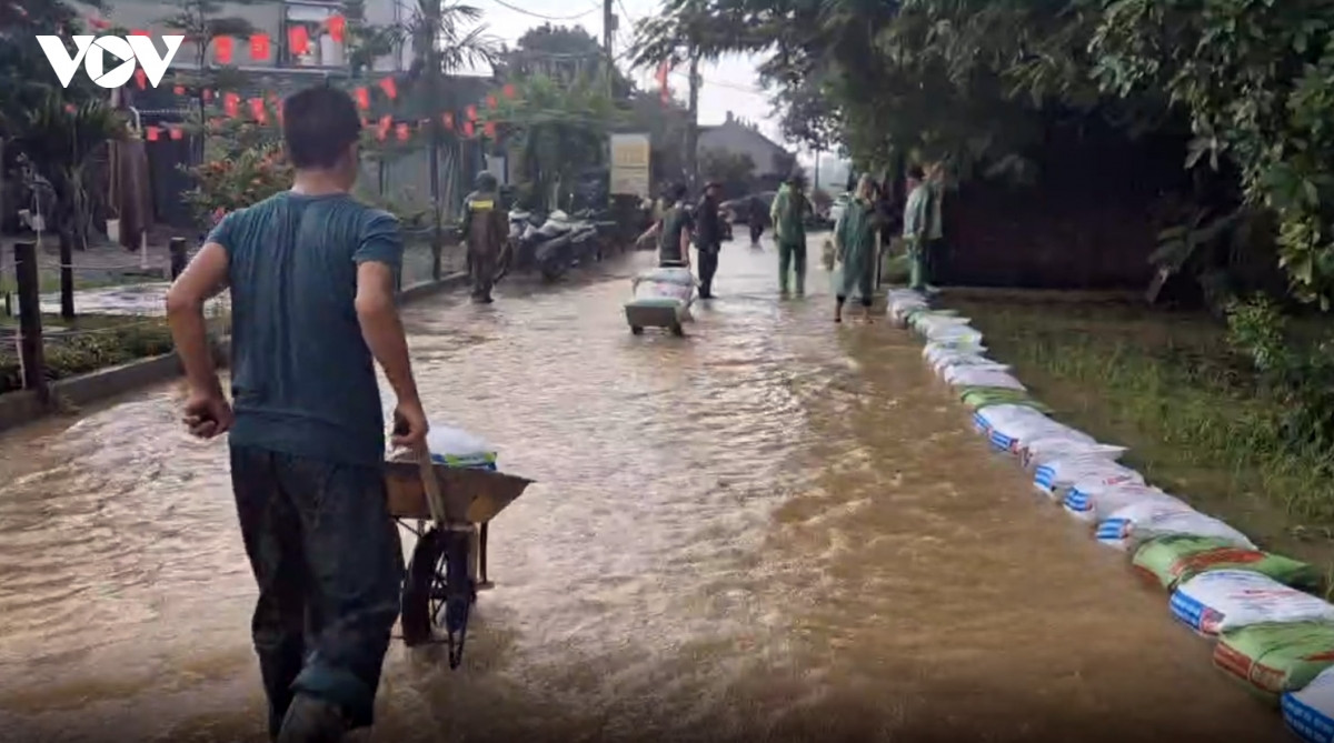 song bui o ha noi len cao, hang tram quan voi dan doi mua gia co de chong lu hinh anh 7