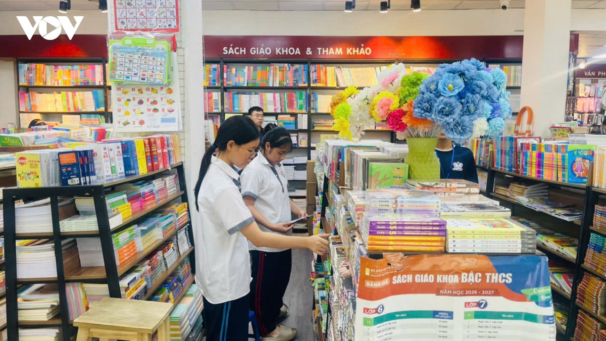 thiếu sách giáo khoa gỡ điểm nghẽn để sách đến tay học sinh hình ảnh 1 thieu sach giao khoa go diem nghen de sach den tay hoc sinh hinh anh 1