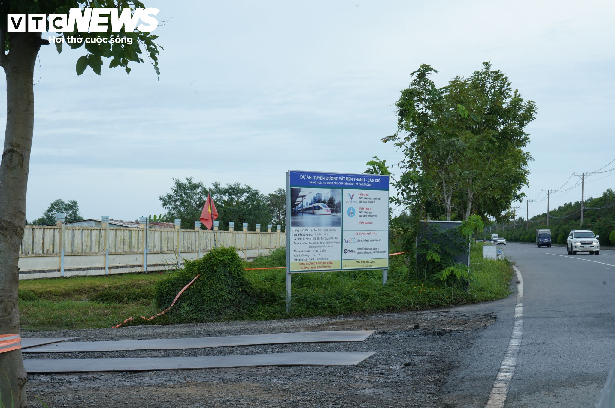 Tuyến đường sắt Bến Thành - Cần Giờ bắt đầu từ ga Bến Thành và kết thúc tại depot Cần Giờ. Trong giai đoạn 1, dự án xây dựng 2 nhà ga gồm Bến Thành và Cần Giờ, cùng depot và Trung tâm điều hành khai thác (OCC) đặt tại Cần Giờ.
