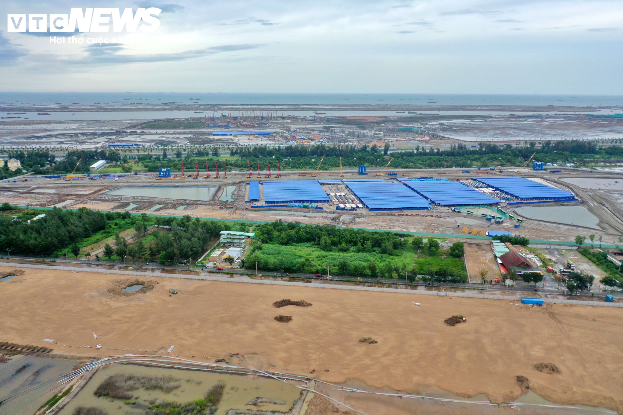 Tại khu vực depot Cần Giờ, một trong những hạng mục quan trọng của dự án, máy móc cũng đã được huy động phục vụ thi công. Depot có chức năng tập kết, bảo dưỡng, sửa chữa các đoàn tàu, đồng thời bố trí Trung tâm điều hành khai thác (OCC), phục vụ quản lý và vận hành tuyến đường sắt trong tương lai.