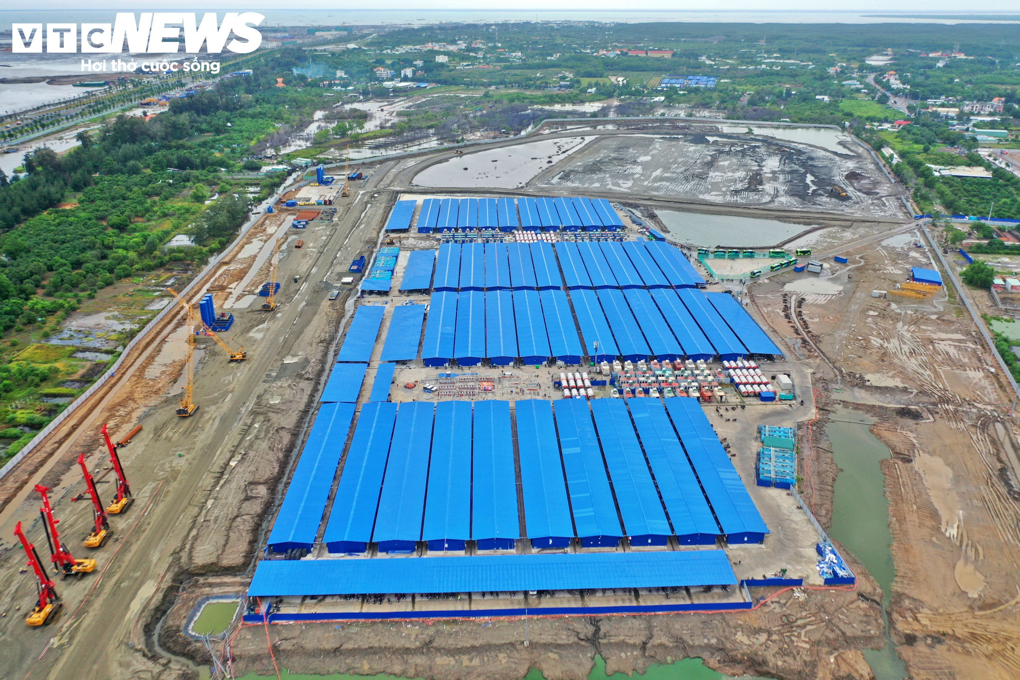 Ghi nhận của PV Báo Điện tử VTC News, dọc hướng tuyến đường sắt đô thị Bến Thành - Cần Giờ, đoạn qua xã Bình Khánh và xã Cần Giờ, xuất hiện nhiều máy móc, thiết bị chuyên dụng được tập kết tại các vị trí thi công.