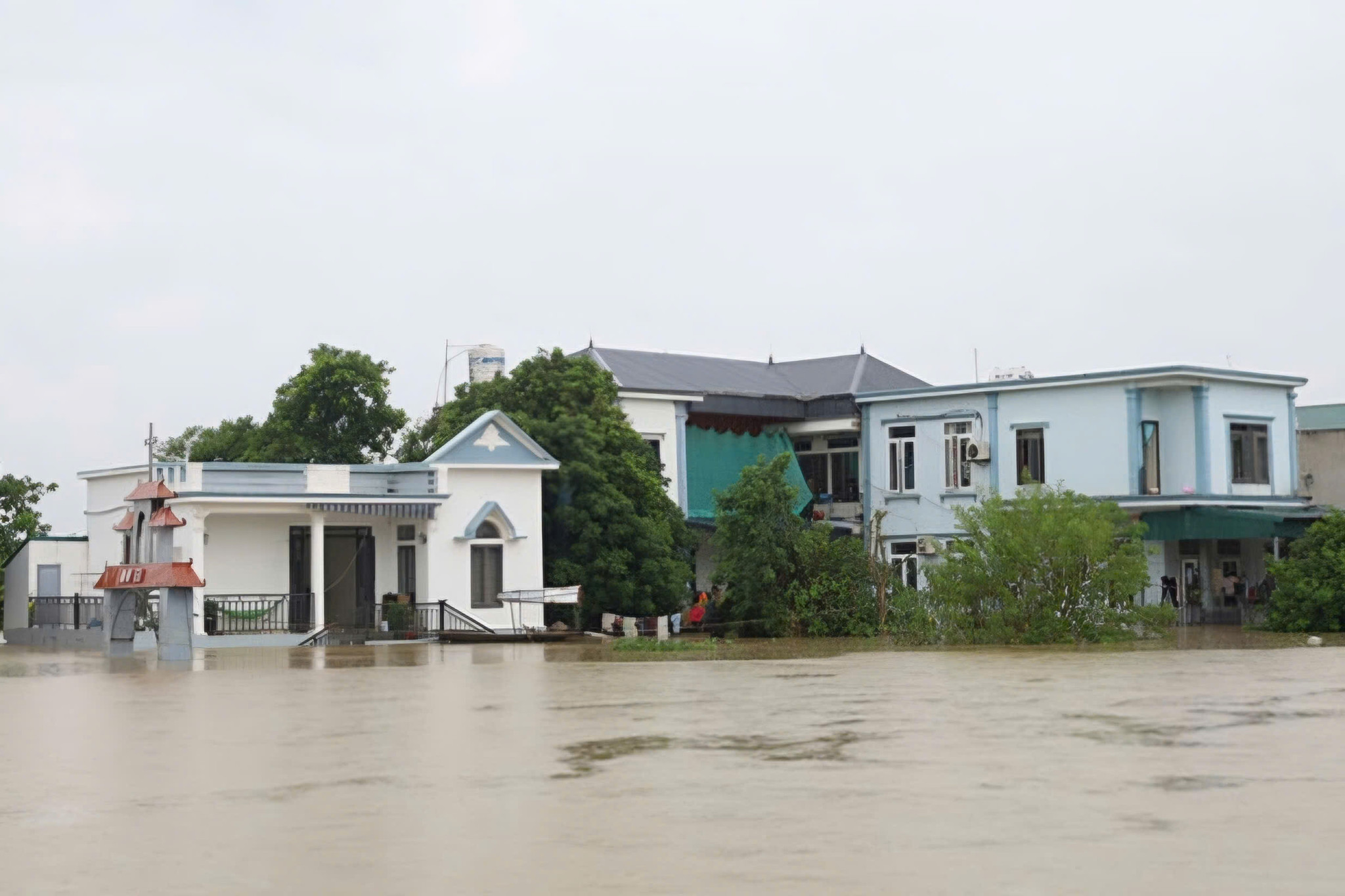 Lũ trên sông Hoàng Long đạt đỉnh, nhiều nhà dân Ninh Bình chìm trong biển nước - 2