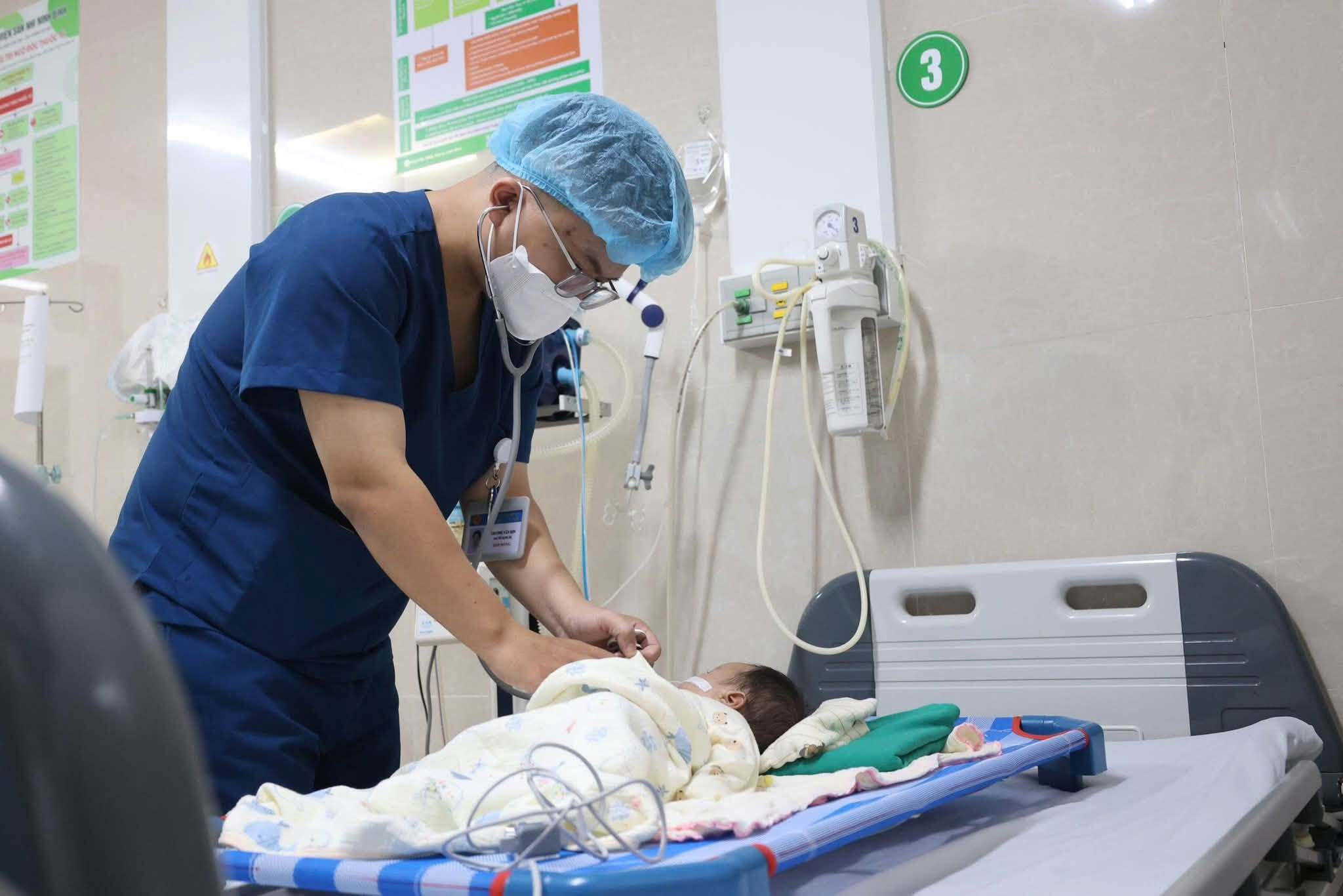 Sau 6 ngày điều trị tích cực, sức khỏe của trẻ đã tạm thời ổn định.