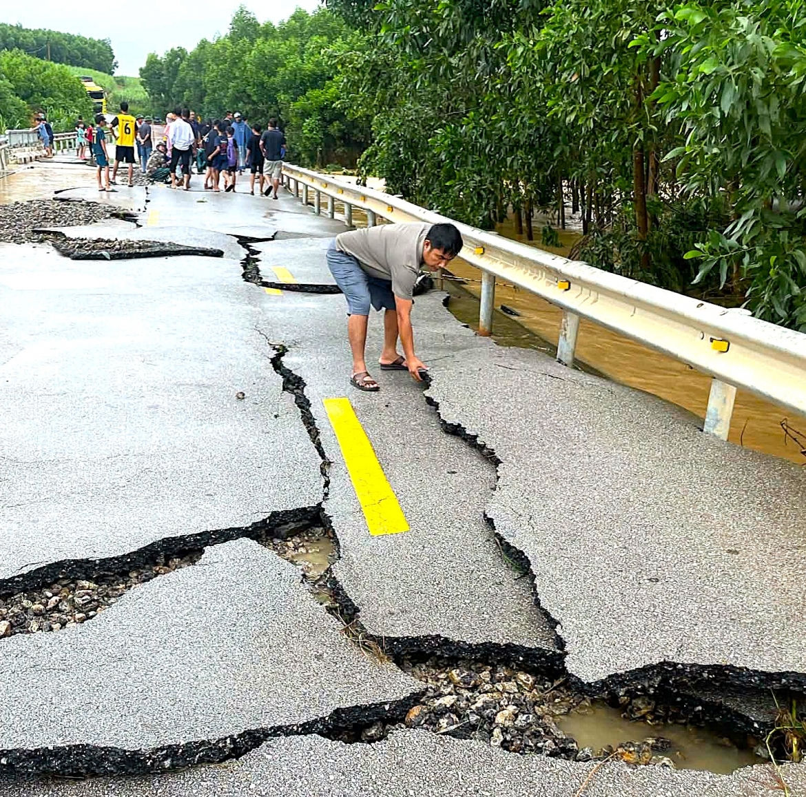 quốc lộ 48e ở nghệ an bị xé toạc sau mưa lũ hình ảnh 2 quoc lo 48e o nghe an bi xe toac sau mua lu hinh anh 2