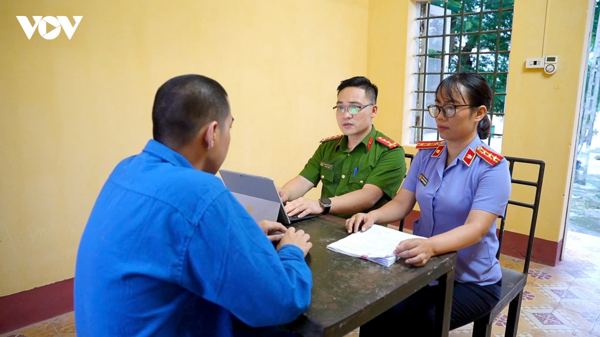 lật tẩy chiêu trò livestream đổ thạch để lừa đảo chiếm đoạt tiền hình ảnh 1 lat tay chieu tro livestream do thach de lua dao chiem doat tien hinh anh 1