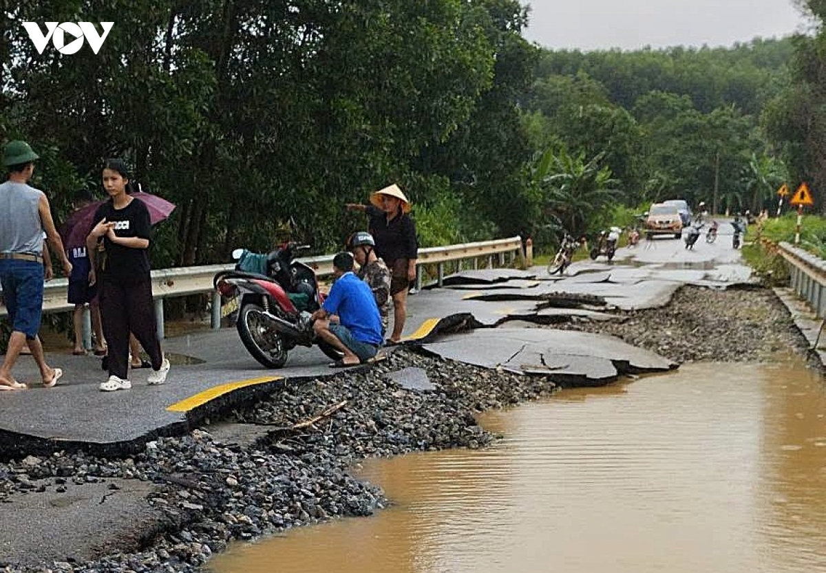 quốc lộ 48e ở nghệ an bị xé toạc sau mưa lũ hình ảnh 1 quoc lo 48e o nghe an bi xe toac sau mua lu hinh anh 1