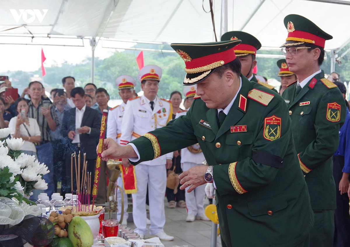 truy điệu, an táng liệt sĩ tại xã hiệp Đức, Đà nẵng hình ảnh 2 truy dieu, an tang liet si tai xa hiep Duc, Da nang hinh anh 2