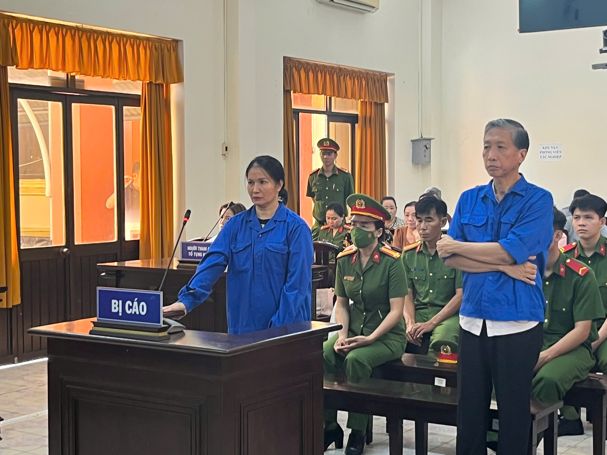 Bị cáo Lê Văn Mót bị tuyên phạt 18 năm tù, bị cáo Nguyễn Thị Hằng bị tuyên phạt tổng 30 năm tù với 2 tội danh. (Ảnh: Bửu Đấu)