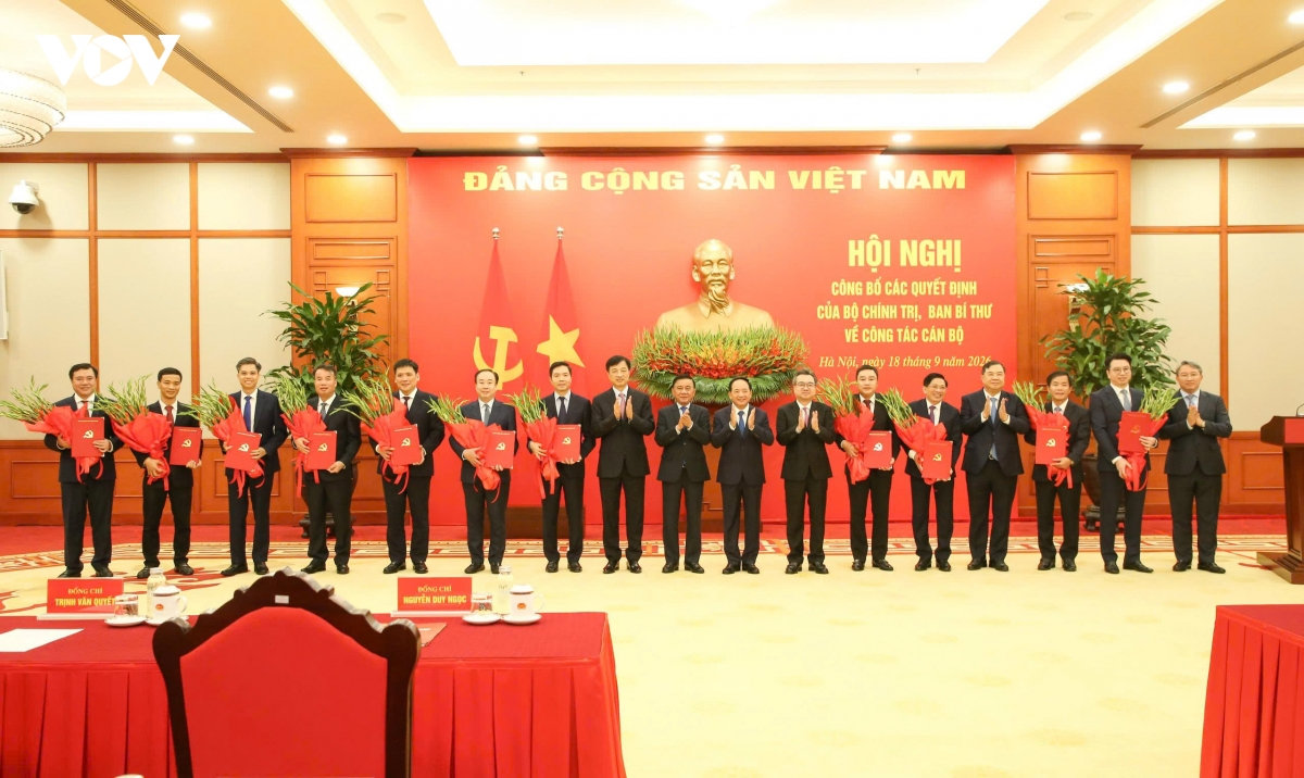 trao cac quyet dinh cua bo chinh tri, ban bi thu ve cong tac can bo hinh anh 7