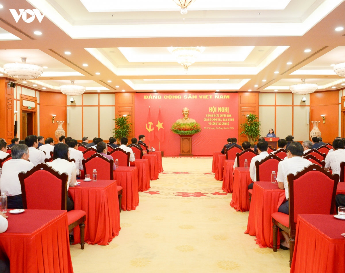 trao cac quyet dinh cua bo chinh tri, ban bi thu ve cong tac can bo hinh anh 1