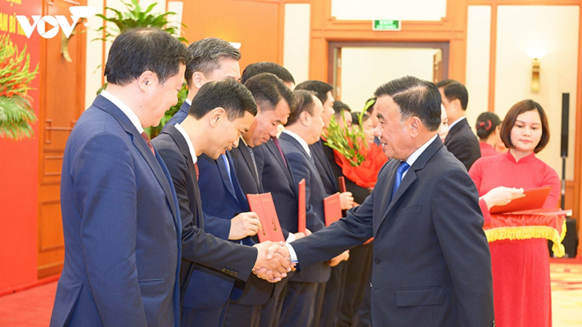 trao cac quyet dinh cua bo chinh tri, ban bi thu ve cong tac can bo hinh anh 5