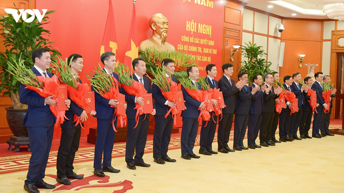 trao cac quyet dinh cua bo chinh tri, ban bi thu ve cong tac can bo hinh anh 6