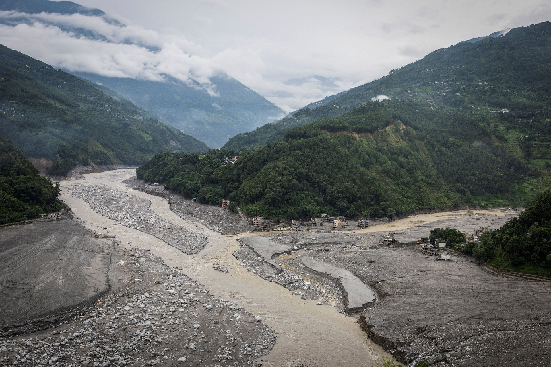 Nơi từng là thị trấn Nepal, nay chỉ còn bùn đất - 1