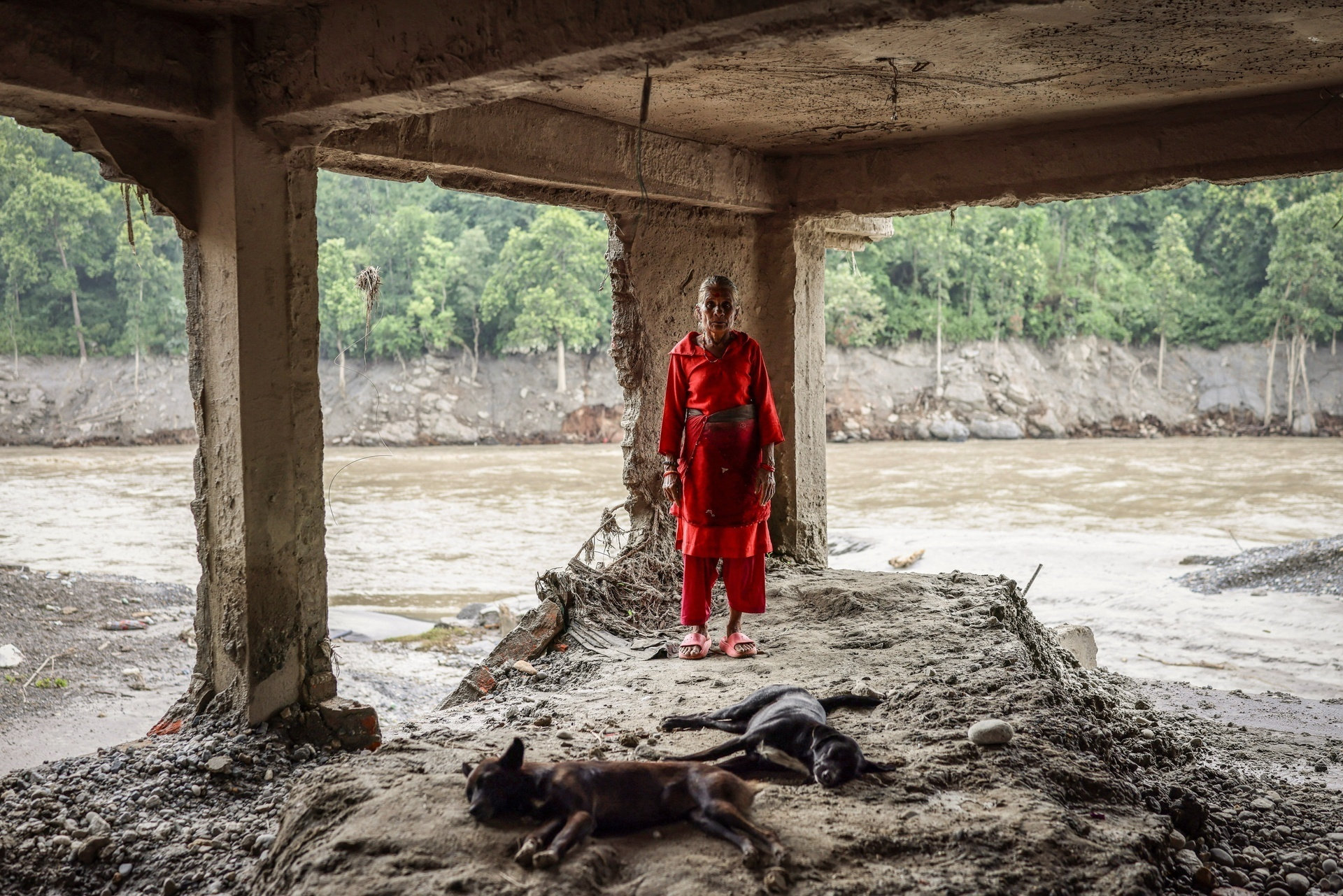 Nơi từng là thị trấn Nepal, nay chỉ còn bùn đất - 17