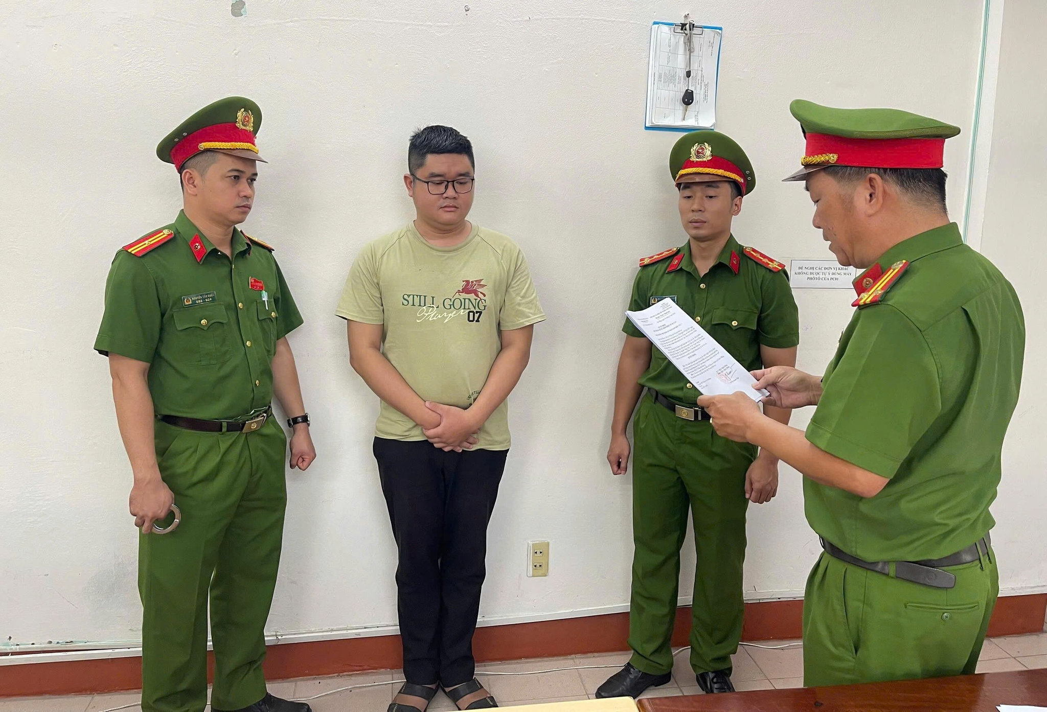 Cựu nhân viên ngân hàng bị khởi tố. (Ảnh: CA)