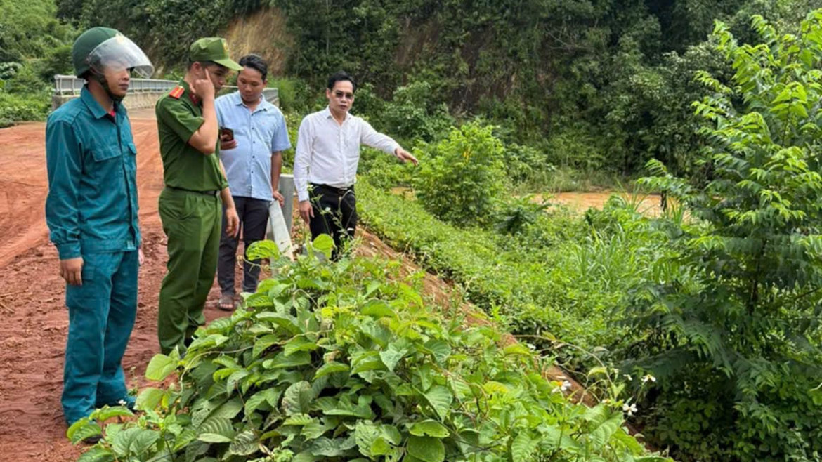 sat lo nghiem trong tai cau Dak to, Dong nai cam xe tai va o to qua lai hinh anh 4