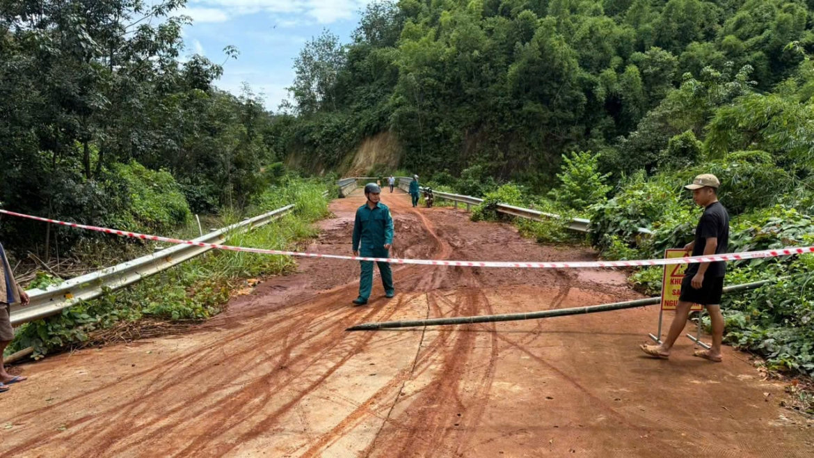 sat lo nghiem trong tai cau Dak to, Dong nai cam xe tai va o to qua lai hinh anh 1