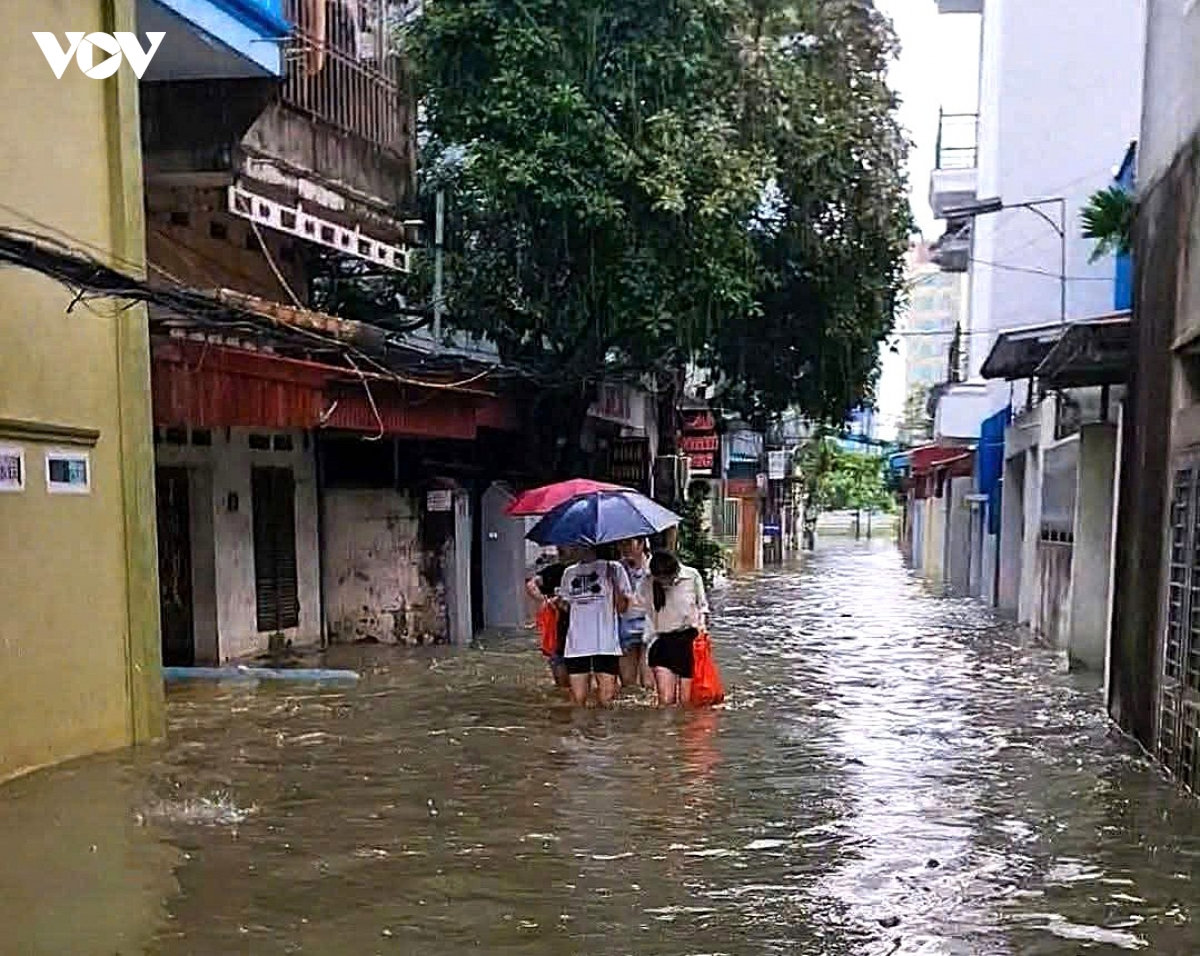 mua xoi xa, nhieu tuyen duong do thi vinh o nghe an ngap sau ca met hinh anh 5