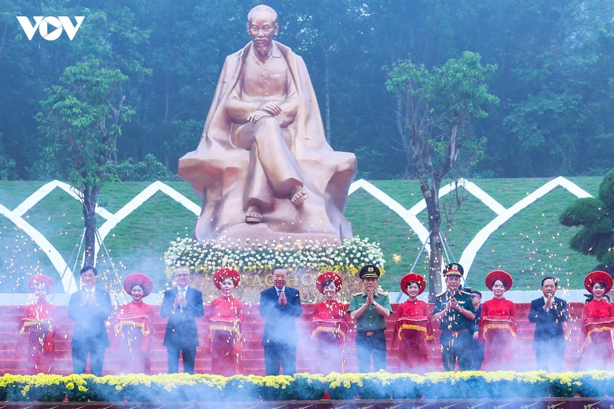 tổng bí thư, chủ tịch nước tô lâm dự lễ kỷ niệm 72 năm ngày bác hồ về thăm Đền hùng hình ảnh 7 tong bi thu, chu tich nuoc to lam du le ky niem 72 nam ngay bac ho ve tham Den hung hinh anh 7