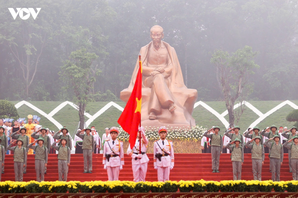 tổng bí thư, chủ tịch nước tô lâm dự lễ kỷ niệm 72 năm ngày bác hồ về thăm Đền hùng hình ảnh 9 tong bi thu, chu tich nuoc to lam du le ky niem 72 nam ngay bac ho ve tham Den hung hinh anh 9