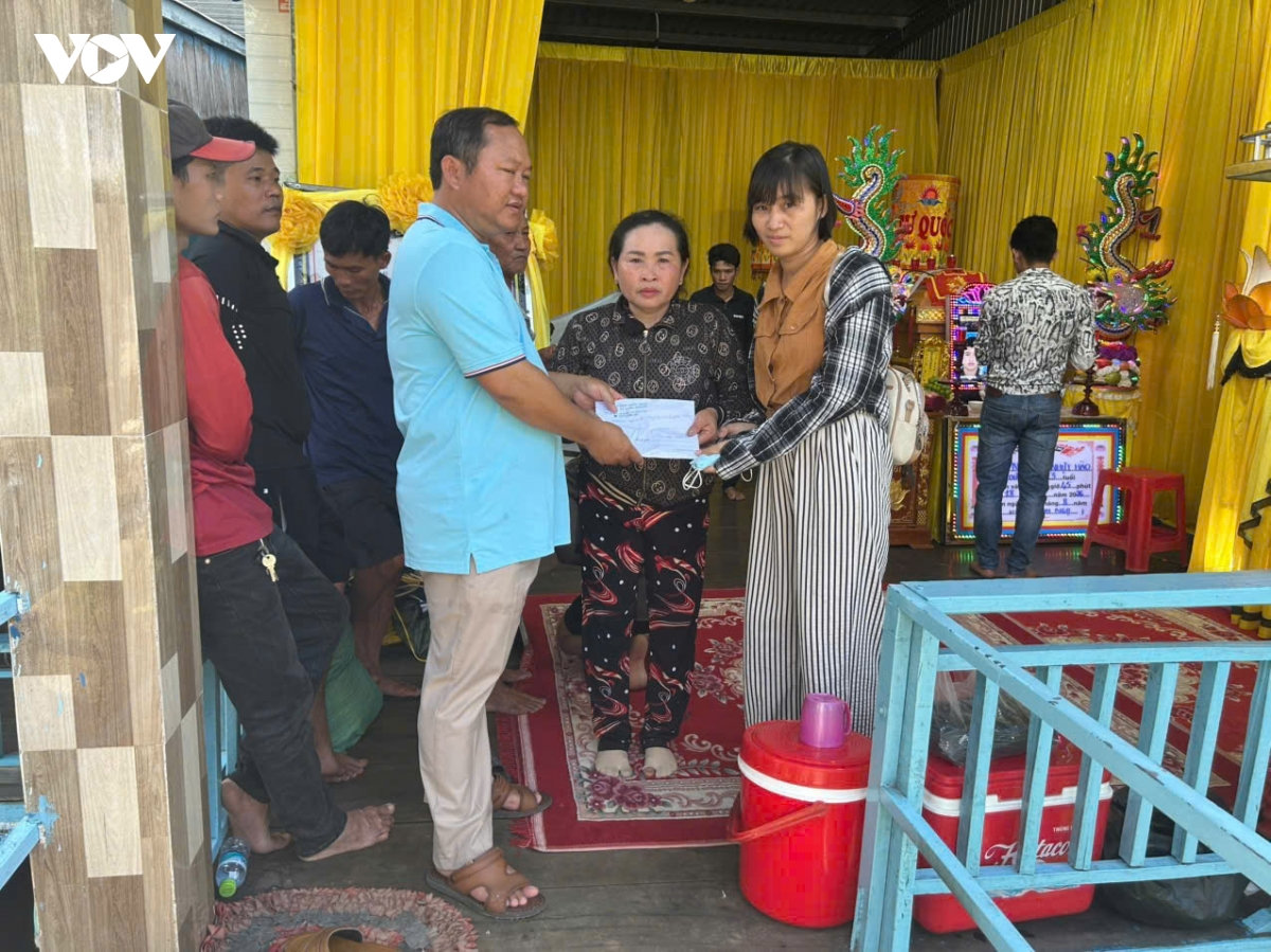 tim thay thi the hai cha con bi dien giat, roi xuong song o Dong thap hinh anh 2