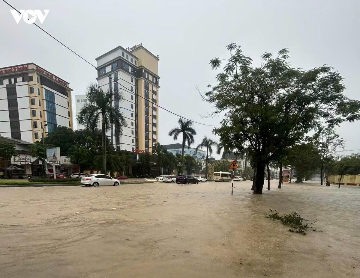 mua xoi xa, nhieu tuyen duong do thi vinh o nghe an ngap sau ca met hinh anh 7
