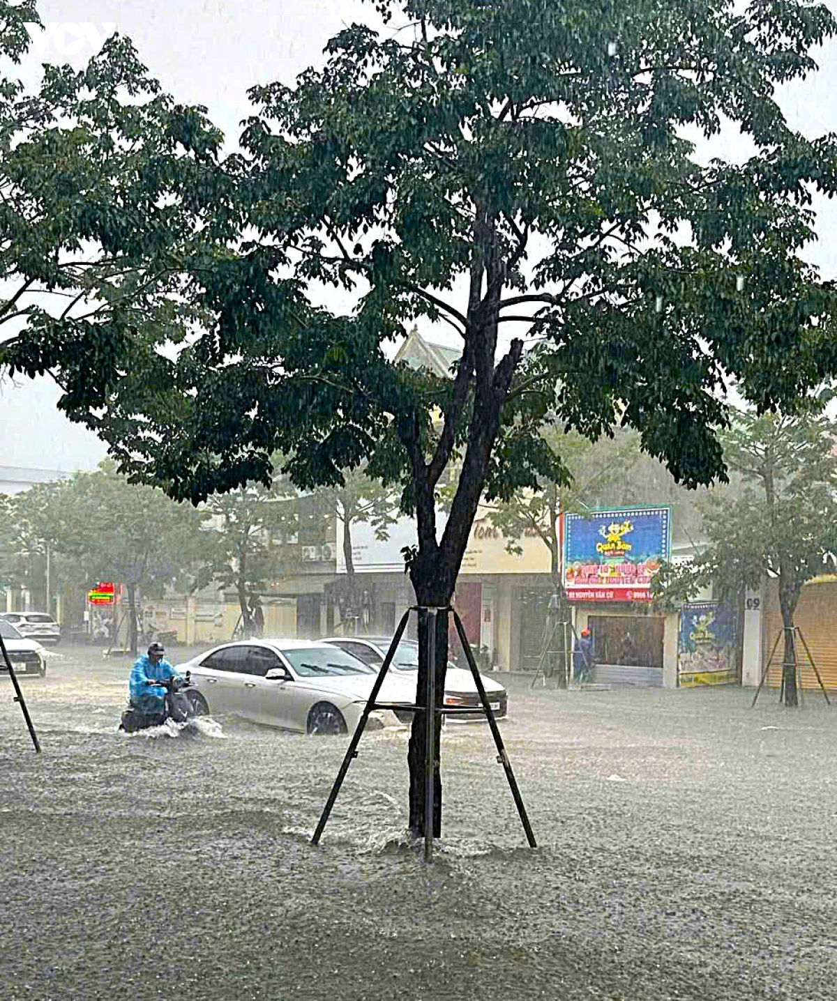 mua xoi xa, nhieu tuyen duong do thi vinh o nghe an ngap sau ca met hinh anh 2