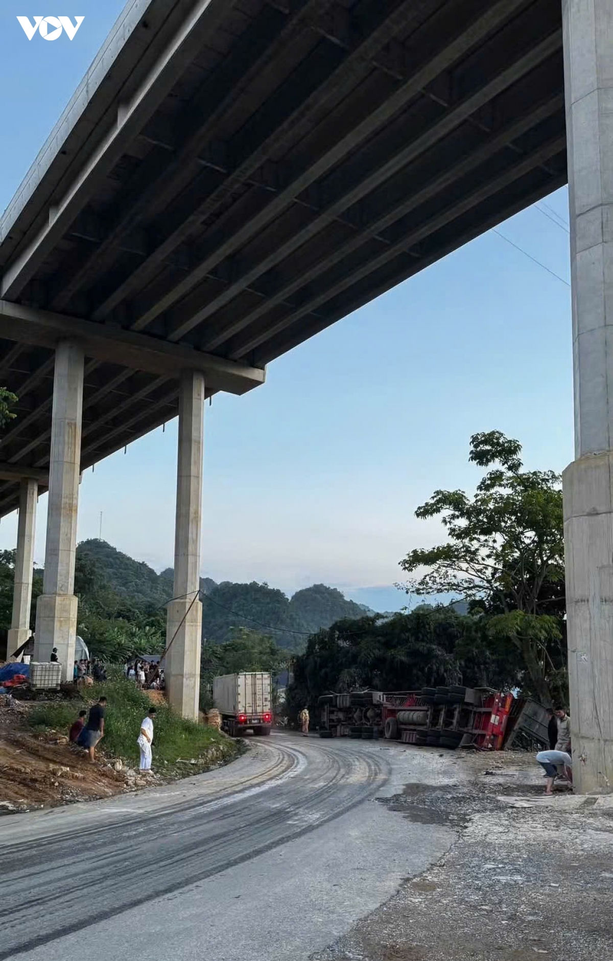 xe dau keo mat lai lat vao nha dan o cao bang, 3 nguoi tu vong hinh anh 1
