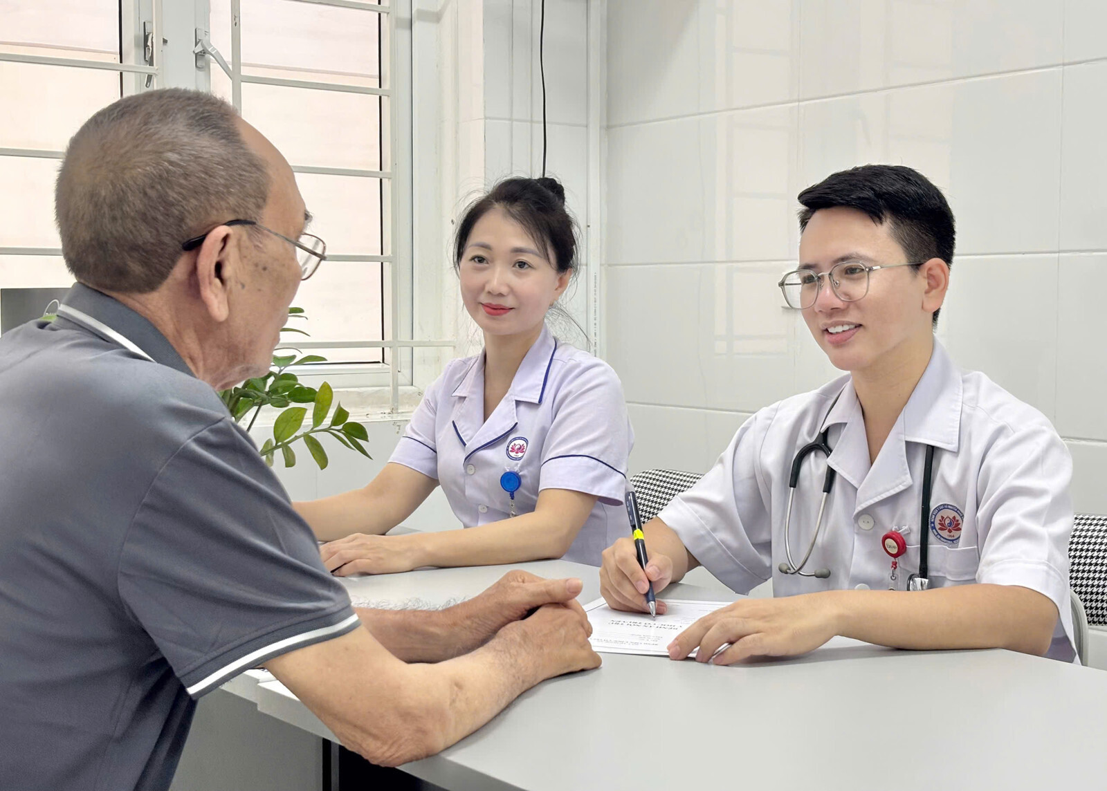 Đề xuất tăng mức hưởng BHYT lên tới 95% cho 4 trường hợp từ năm 2030 (Ảnh minh họa nguồn BV YHCT Nghệ An)