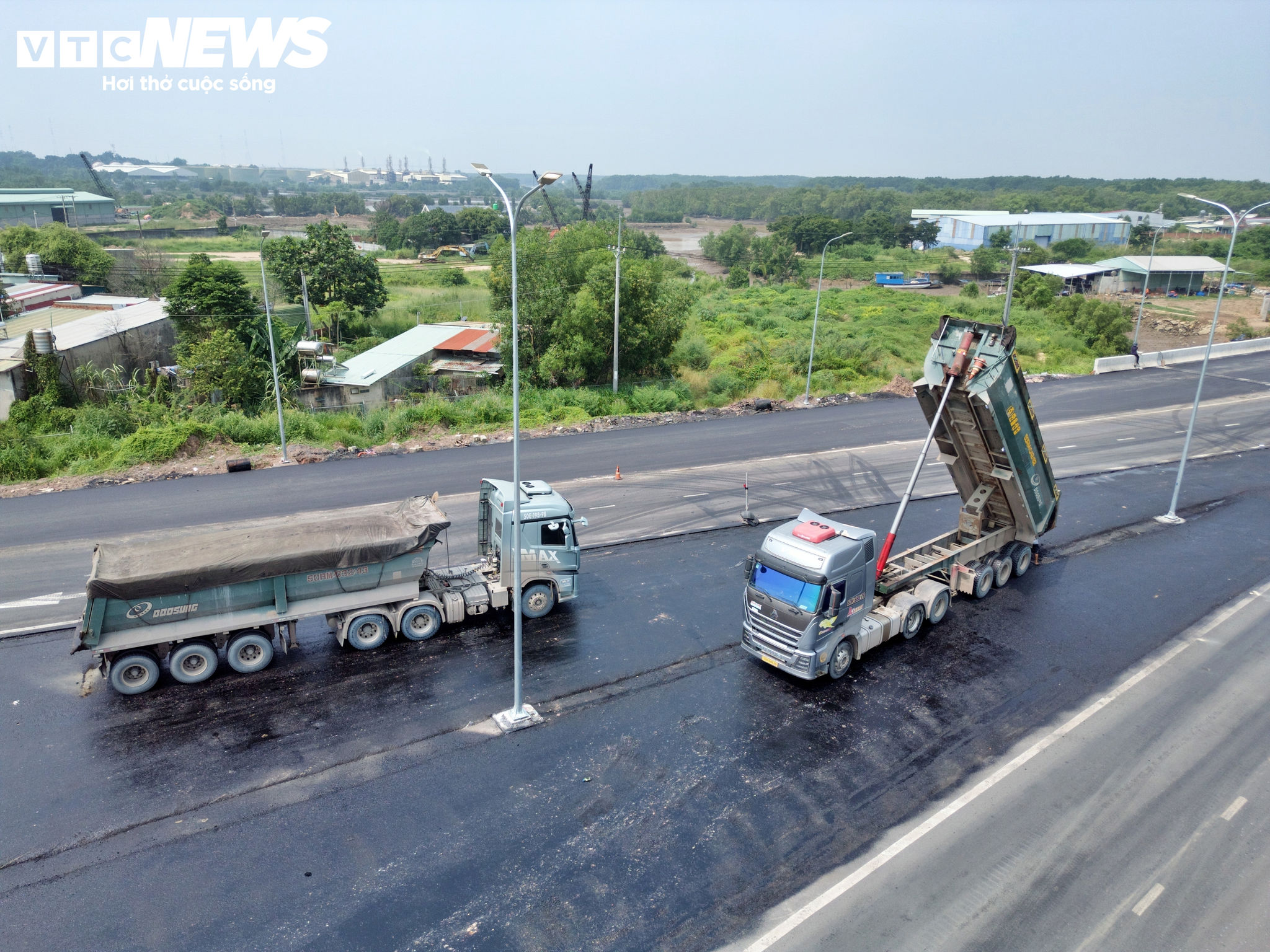 Máy móc liên tục hoạt động tại các vị trí còn thi công. Công nhân thực hiện những phần việc hoàn thiện mặt đường, lắp đặt hệ thống đảm bảo an toàn giao thông.