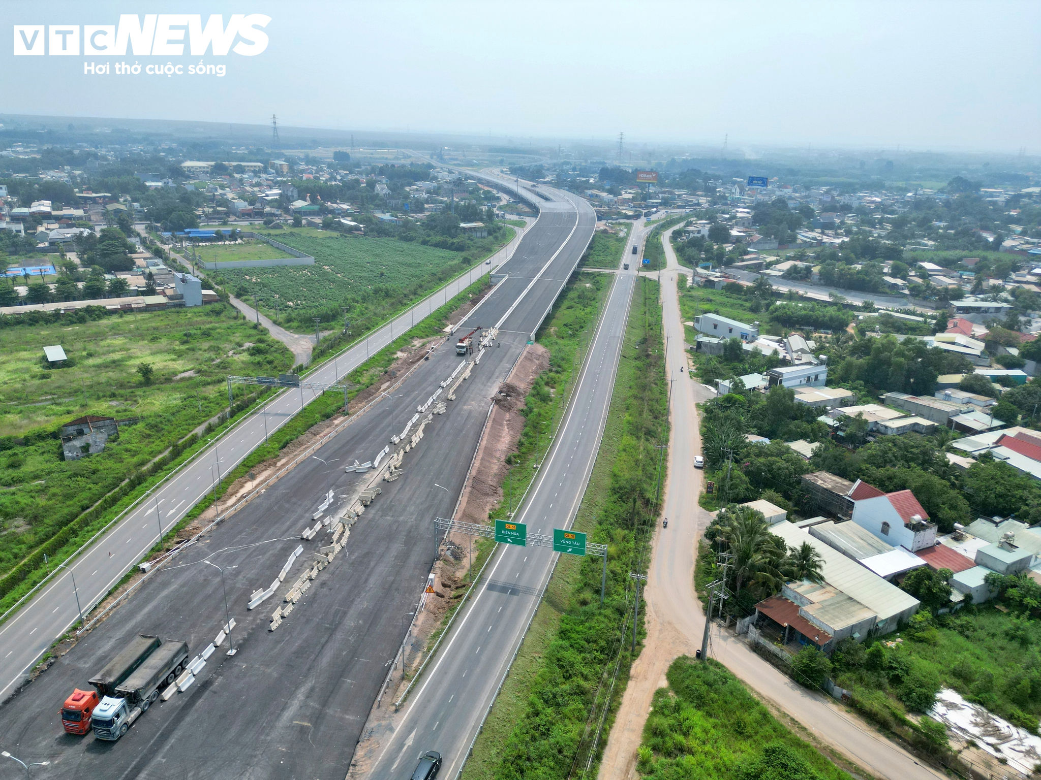 Đến giữa tháng 9, tổng sản lượng dự án đạt gần 100%. Các nhà thầu đang tập trung hoàn thiện những hạng mục cuối để hướng tới mục tiêu thông xe toàn tuyến trong tháng 9. Trong đó, nút giao Quốc lộ 51 là một trong những điểm cuối đang được tăng tốc thi công.