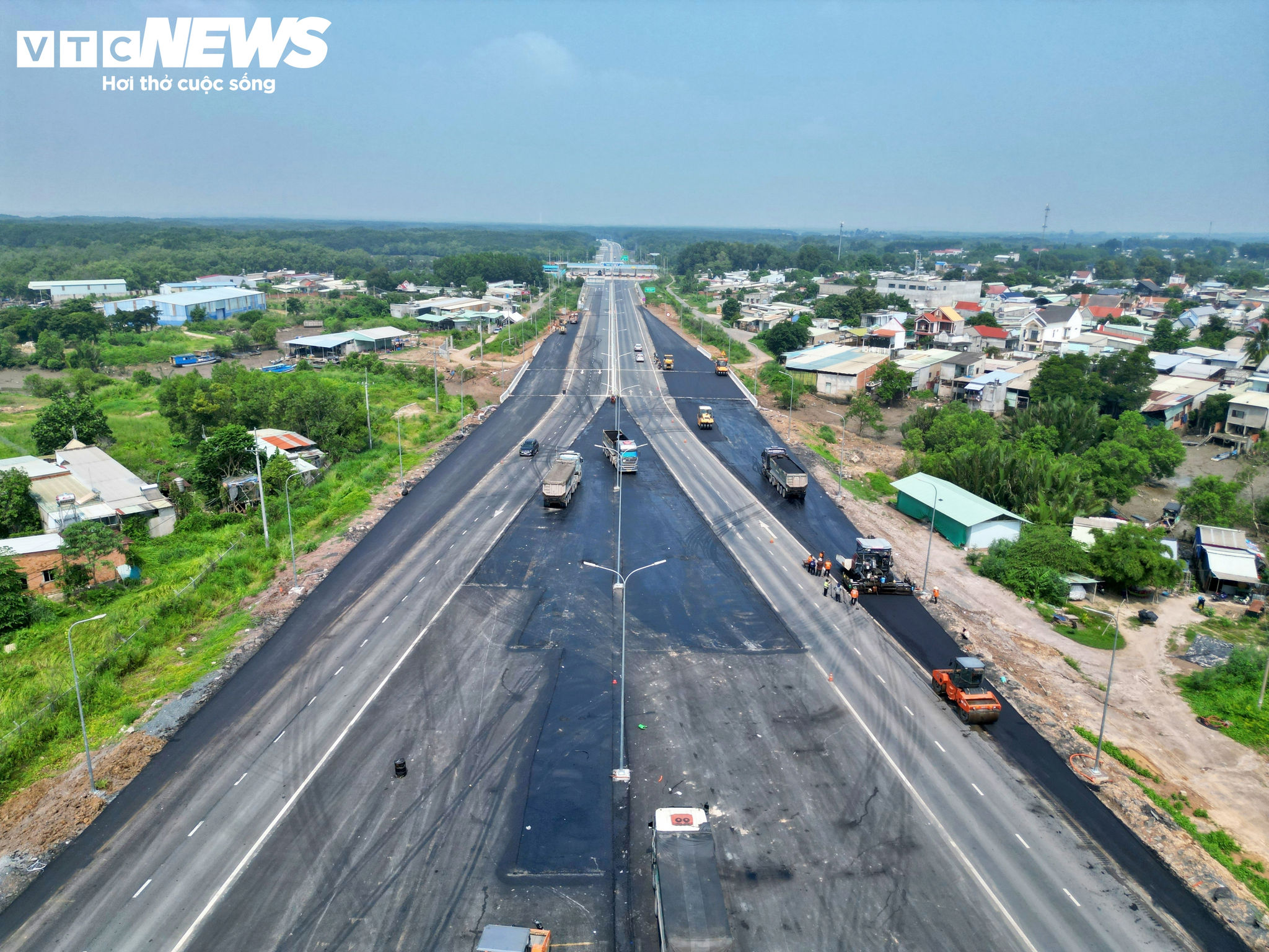 Gói thầu được khởi công từ tháng 2/2025. Sau hơn một năm thi công, các hạng mục chính cơ bản hoàn thành, công trường đang bước vào giai đoạn hoàn thiện.