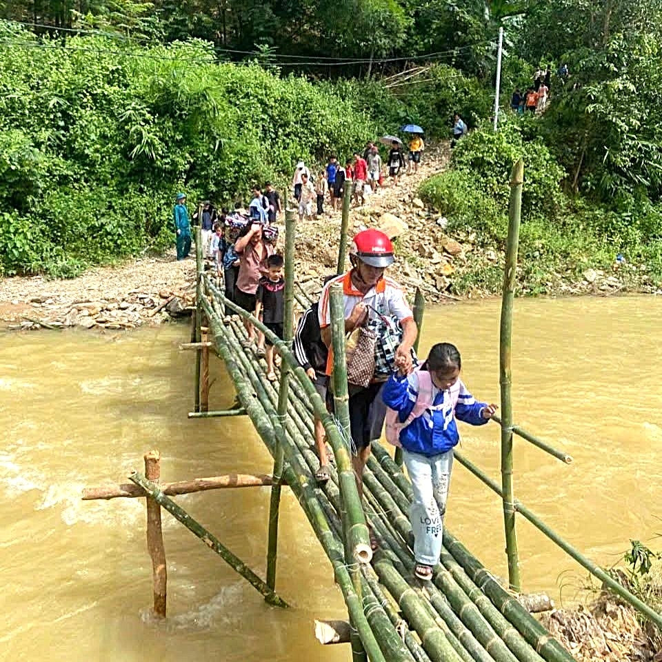 xã miền núi nghệ an làm cầu tạm đưa 172 học sinh vùng sạt lở trở lại trường hình ảnh 1 xa mien nui nghe an lam cau tam dua 172 hoc sinh vung sat lo tro lai truong hinh anh 1