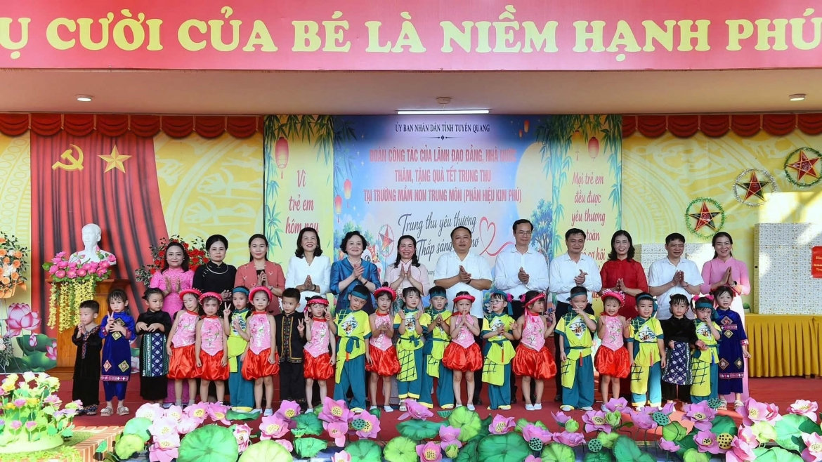 pho thu tuong pham thi thanh tra tang qua trung thu cho thieu nhi o tuyen quang hinh anh 1